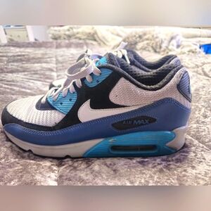 NIKE AIR MAX 90 Size 9 men/ fits Size 11 in Women